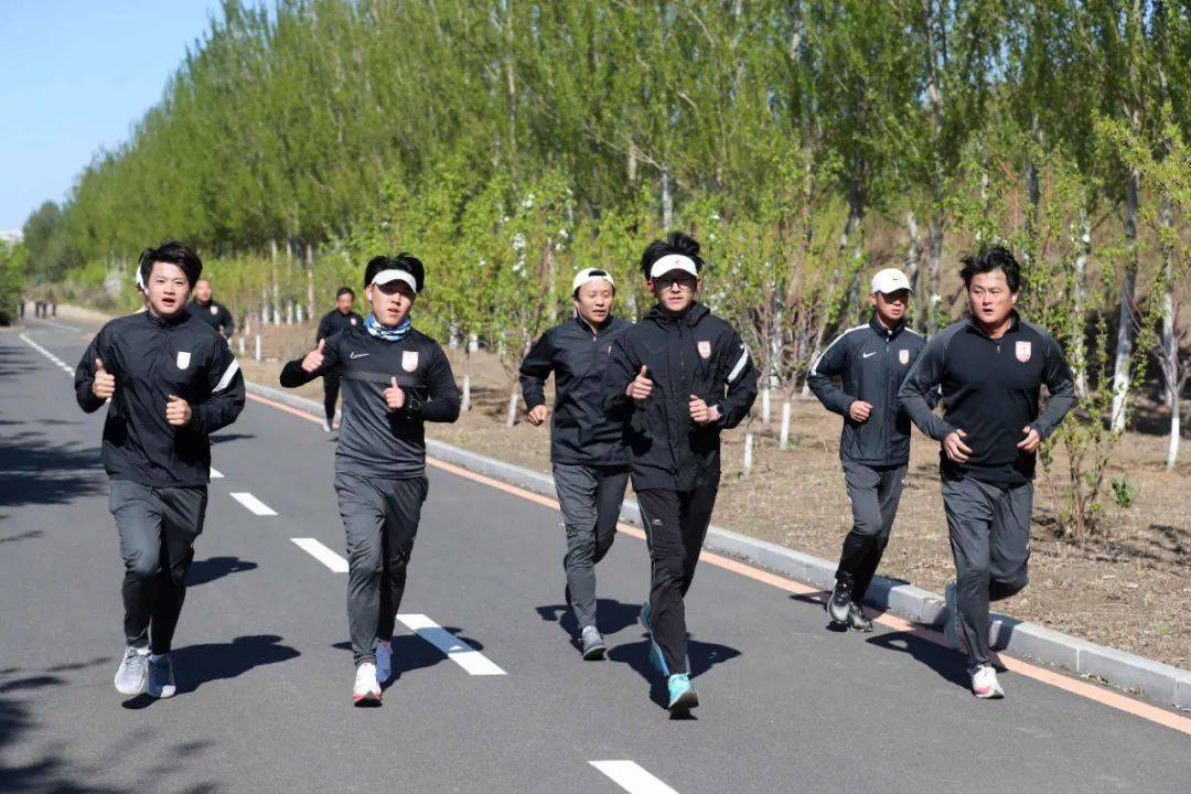 【亚泰青训】亚泰青训教练解封迎大考：亚泰绿茵半马跑起来