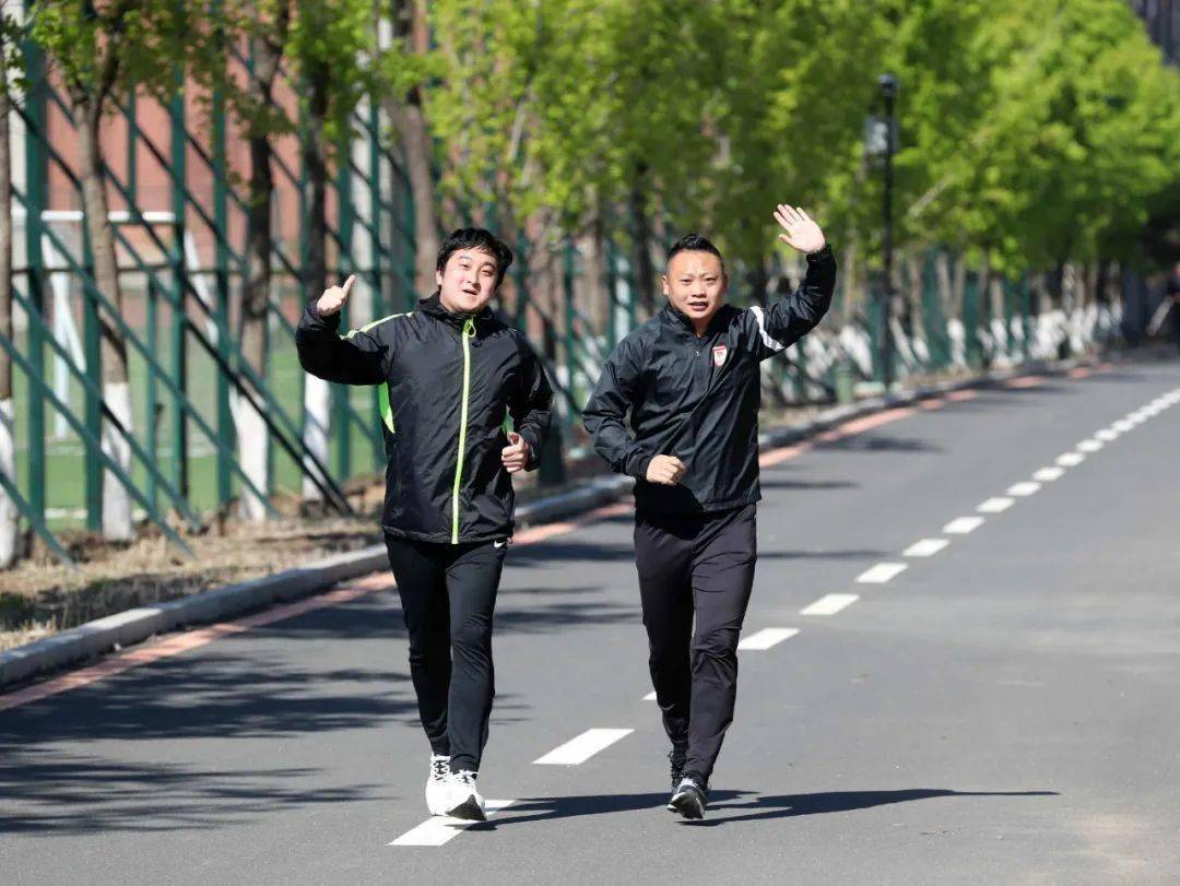 【亚泰青训】亚泰青训教练解封迎大考：亚泰绿茵半马跑起来