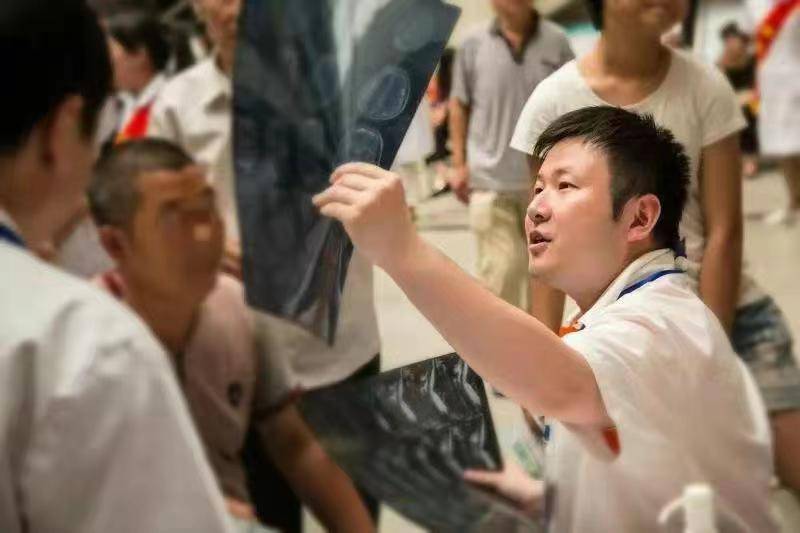 90后直播女孩被说“高冷”，竟是得了罕见病，又称“美女病”
