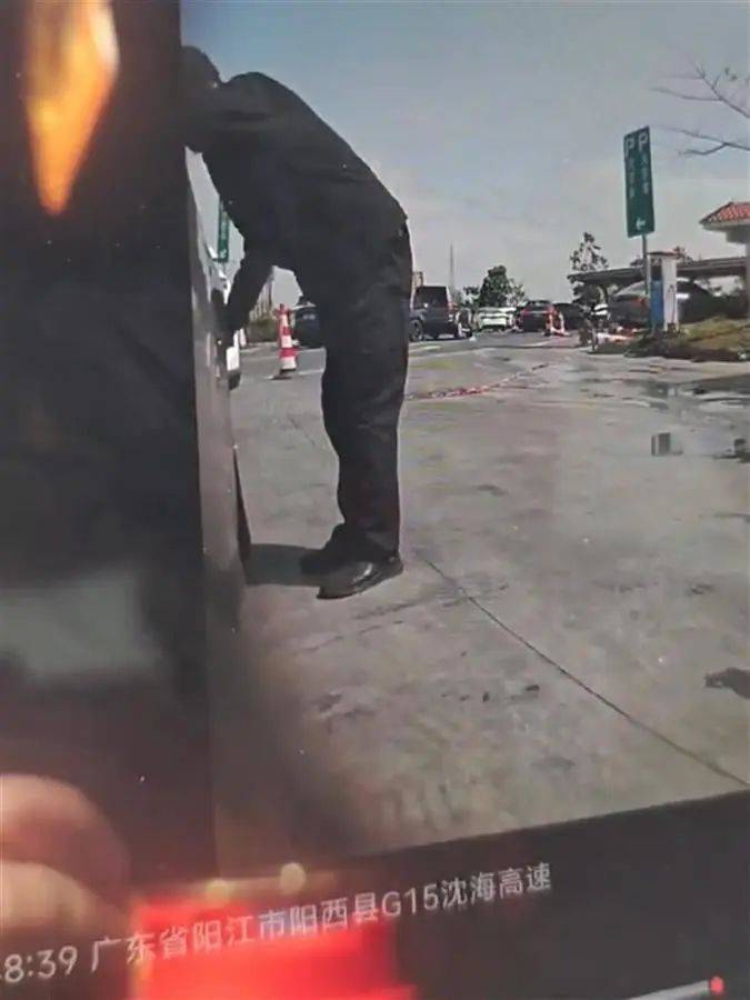 小米SU7被恶意划破轮胎，广东当地警方回应