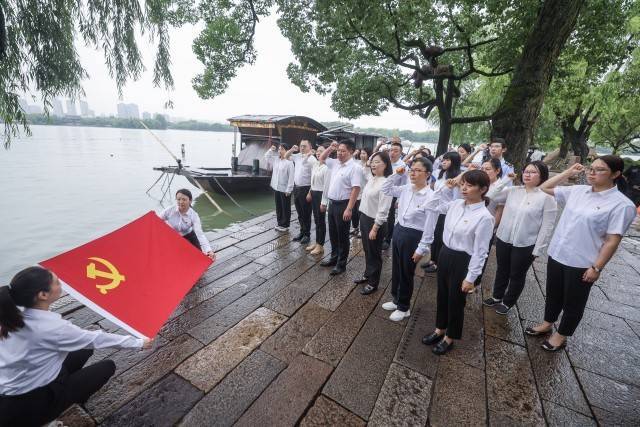 钟华论：锻造民族复兴的中流砥柱