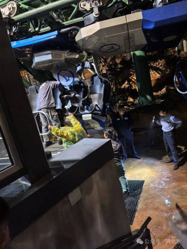 北京环球影城游客雨夜被“挂”半小时,赔一个猴子挂件?