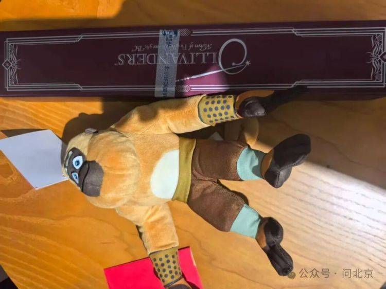 北京环球影城游客雨夜被“挂”半小时,赔一个猴子挂件?