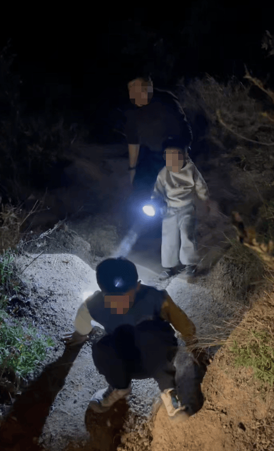 2个大人带3个孩子被困河南深山,男子仅凭山上微光摸黑营救:我对山里环境熟
