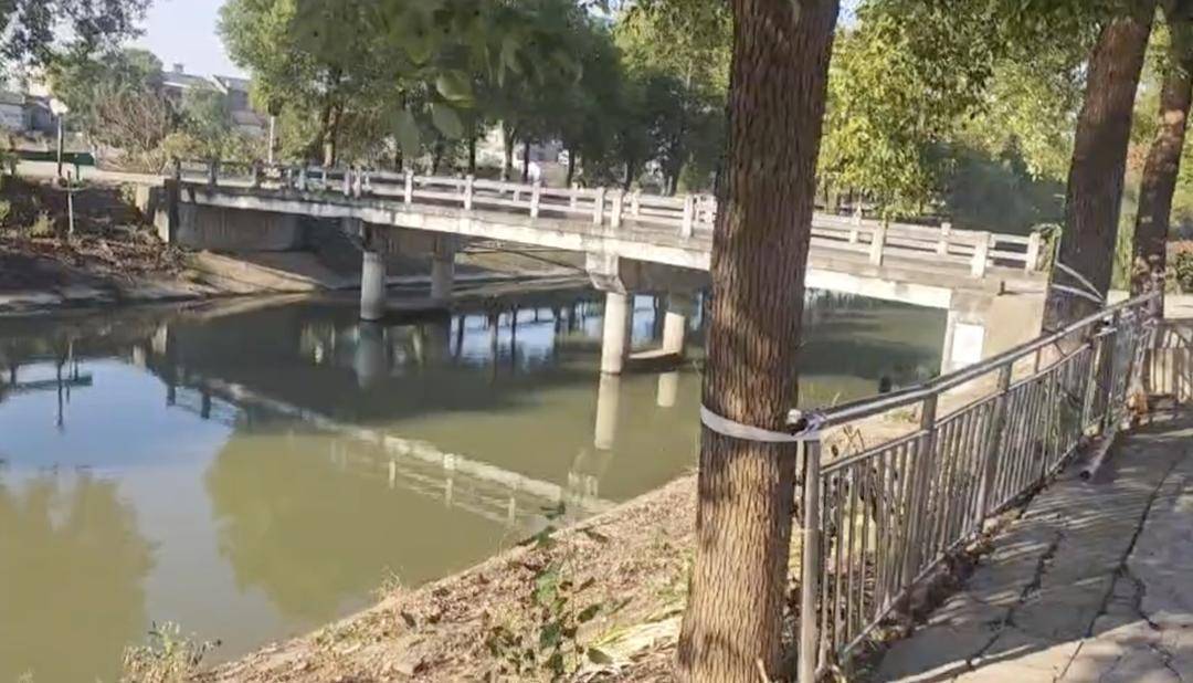 3岁男童家门口落水母亲施救双双遇难,家属质疑“河道护坡陡峭无法自救”