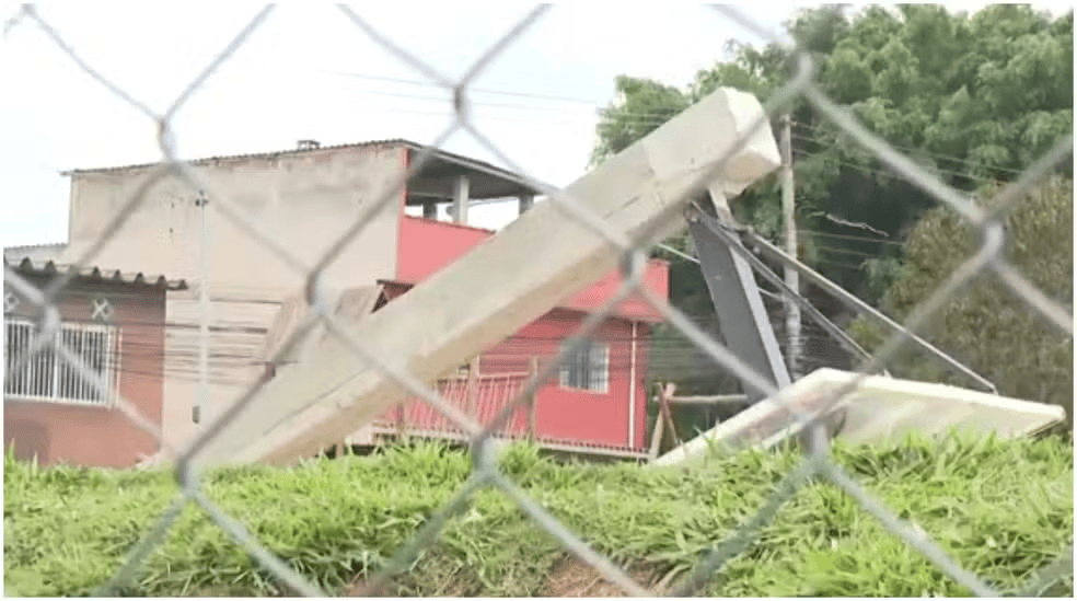 巴西17岁少年在朋友面前秀扣篮，下一秒篮架倒塌被砸头身亡