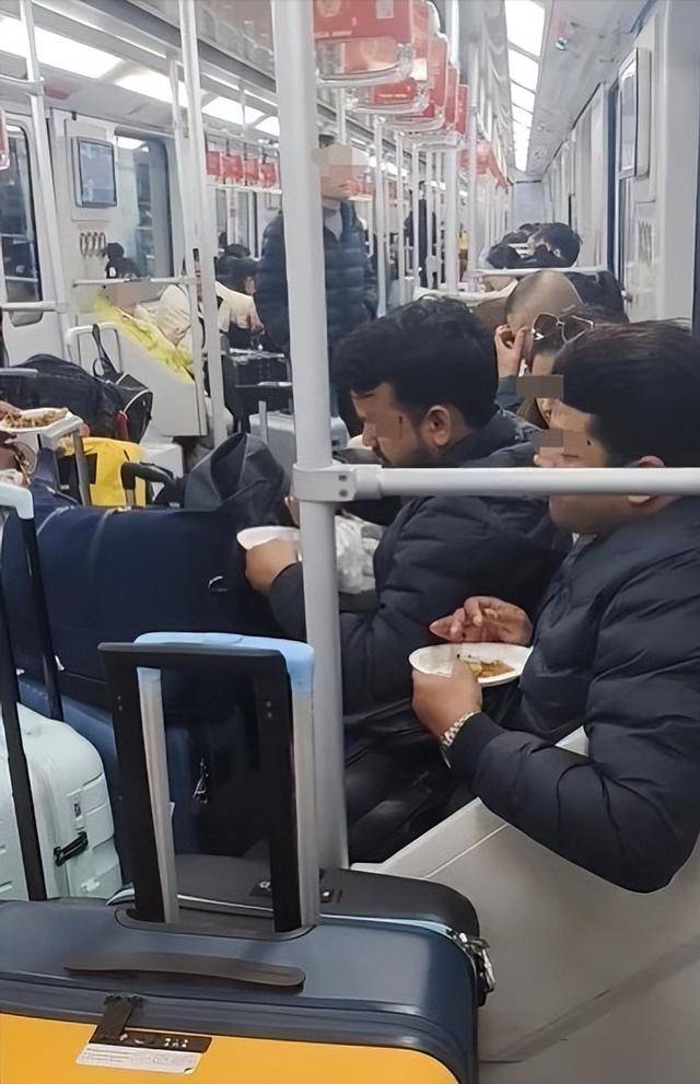 满车厢咖喱味!网友拍下多名外籍人士在车厢内吃馅饼,上海地铁回应