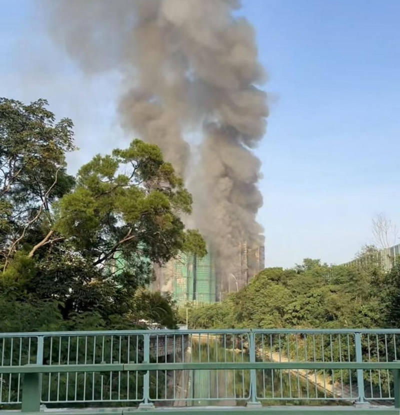 常洛闻:香港宏福苑大火,烧出两个利益江湖
