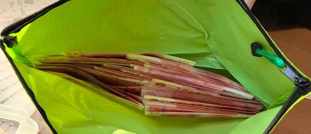 房子要卖了，两万多现金和珍贵邮票却落在里面，还好有他