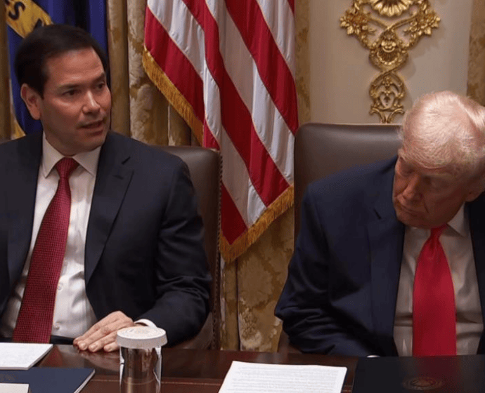 特朗普开会睡着？在国务卿鲁比奥发言时一度双眼紧闭，白宫回应：总统“全程专注聆听”