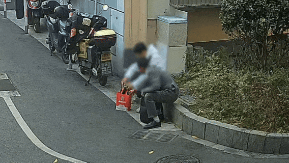 上门取走19万元，杭州一西装革履“金融专员”被抓！在高速服务区被抓，车上塞满现金