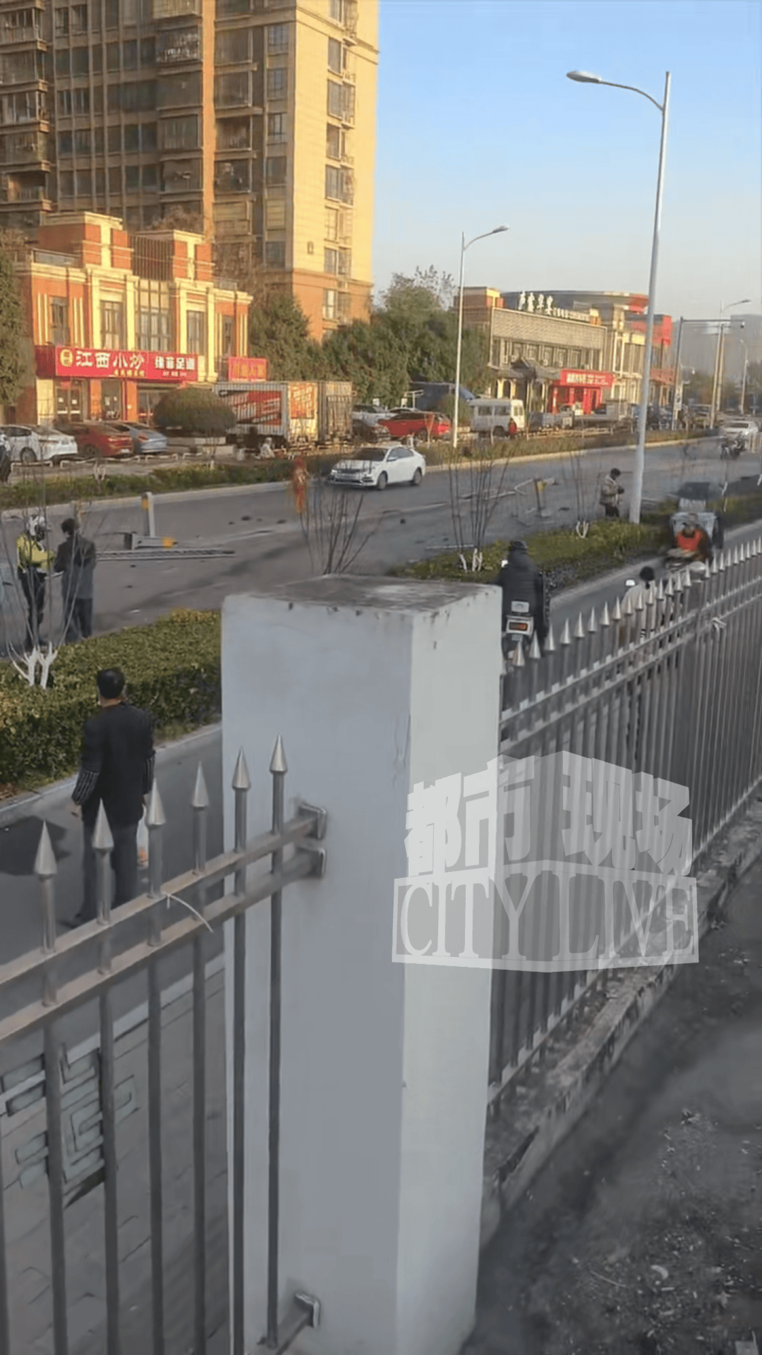 安徽一小米SU7撞翻几十米护栏，目击者称车辆前轮脱落后才刹停，当地交警回应