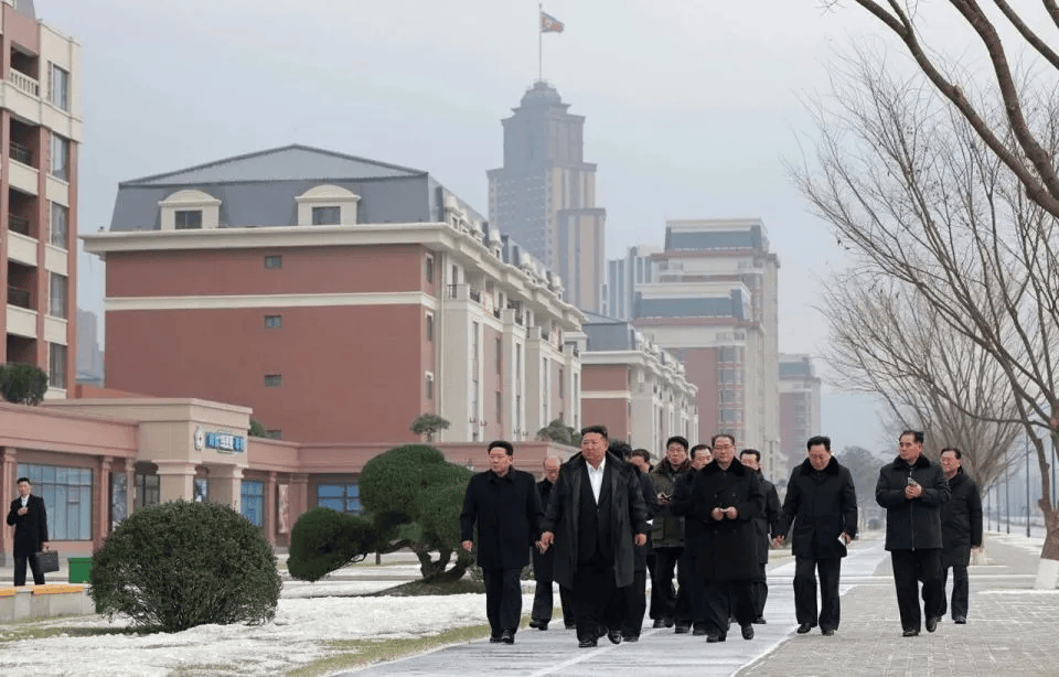 朝鲜“万套住宅”震撼亮相,金正恩莅临现场指导感叹:潮流之作