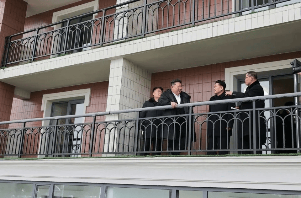 朝鲜“万套住宅”震撼亮相,金正恩莅临现场指导感叹:潮流之作