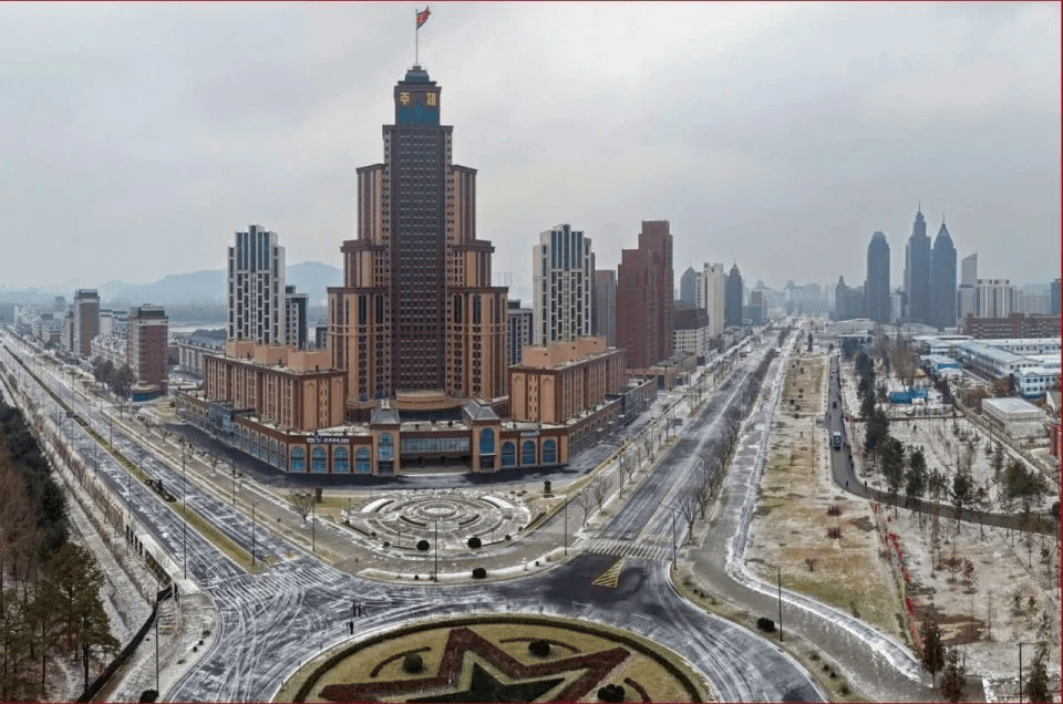 朝鲜“万套住宅”震撼亮相,金正恩莅临现场指导感叹:潮流之作