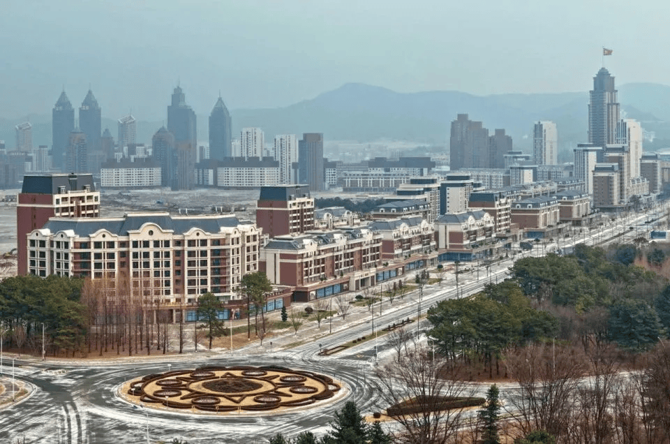 朝鲜“万套住宅”震撼亮相,金正恩莅临现场指导感叹:潮流之作